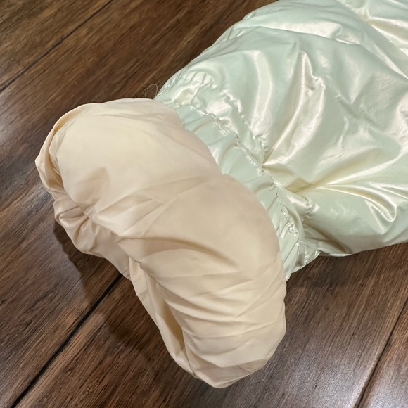 Levis Women's XL Shinny Ivory Puffer Jacket Sherpa
Lined Hooded Genuine Red Tab - Picture 12 of 13